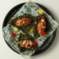 Тартар овощи и тофу на листе нори в Сидрерия