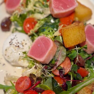 Лигурийский со свежим тунцом и яйцом пашот в L'angolo Italiano по цене 36 р.