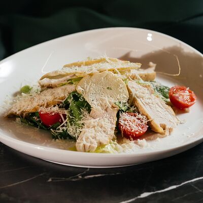 Салат Цезарь с курицей в URBAN Lounge по цене 540 ₽