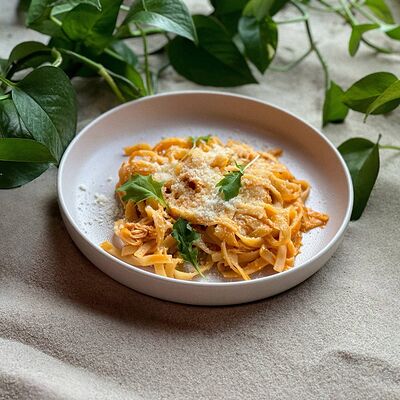 Паста с цыпленком, томатный соус, пармезан в Offshore по цене 260 ₽
