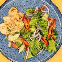 Теплый салат с куриным филе в Море