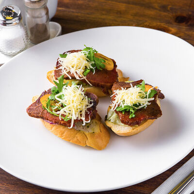 Брускетта с говядиной в Кафе RSC по цене 180 ₽