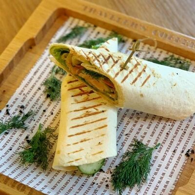 Ролл с лососем и овощами в Тревеллерс кофе по цене 549 ₽