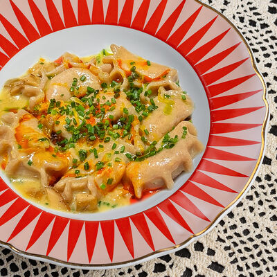 Ржаные вареники с творогом и соусом из белых грибов в Краса по цене 927 ₽