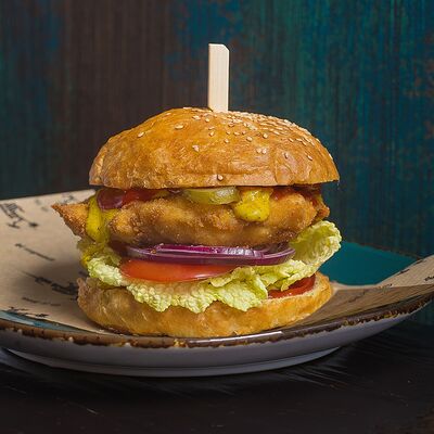 Бургер с филе птицы в хрустящей корочке с сырным карри в Длинный нос по цене 545 ₽