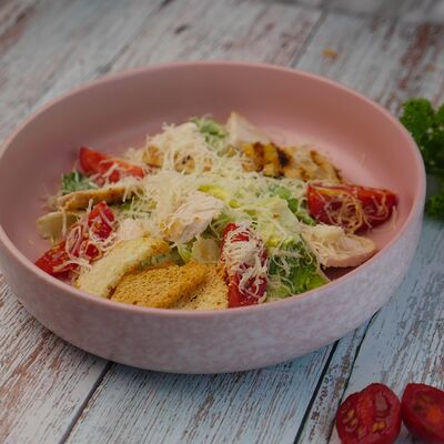 Цезарь с куриным филе в Гастробар Крапива по цене 500 ₽