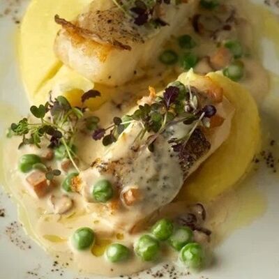 Филе палтуса с картофельным пюре, соусом бермонте и белыми грибами в MeatBarrique по цене 1860 ₽