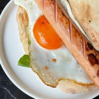 Сэндвич с беконом и яичкомв Albert coffee