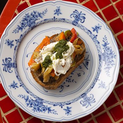 Брускетта с печеными овощами и сыром страчателла в Centrale bistro по цене 640 ₽