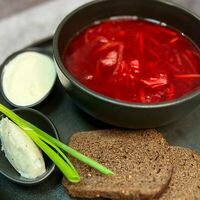 Борщ со сметаной, салом и зеленым лучком в Eat Me Cafe