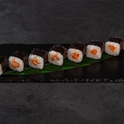 Маки с лососем в INШИ СУШИ по цене 490 ₽