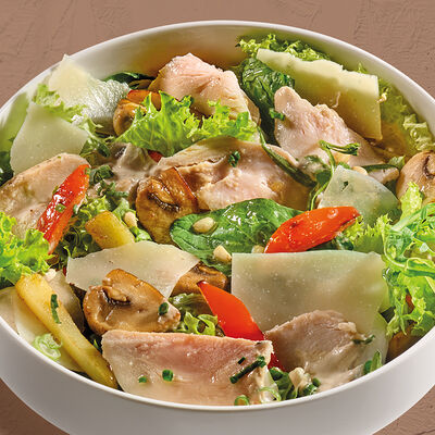 Салат с цыпленком, овощами и грибным соусом в Pizzarella36 по цене 720 ₽