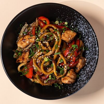 Лапша удон с курицей-терияки в Мастер Ли по цене 490 ₽