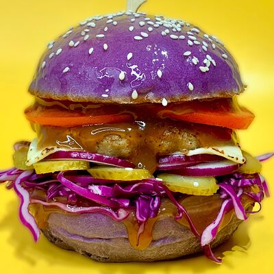 Фиолетовый бургер в Meow cafe по цене 590 ₽