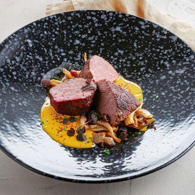 Стейк из говяжьей вырезки с вешенками гриль и облепиховым айоли в Иван да Марья по цене 1280 ₽