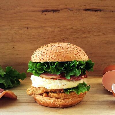 Бургер с яйцом и беконом в Mm burger по цене 395 ₽