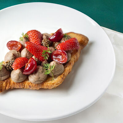 Паштет из цыпленка с вишней и молодыми шишками в Вартазия по цене 970 ₽