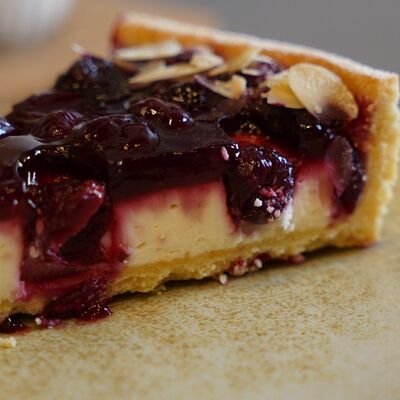 Тарт с вишней в Le dessert по цене 475 ₽