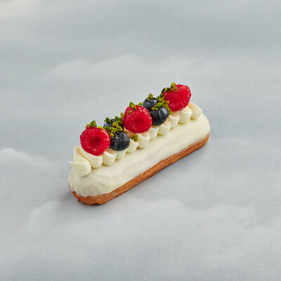 Эклер ягодный в Буше по цене 495 ₽