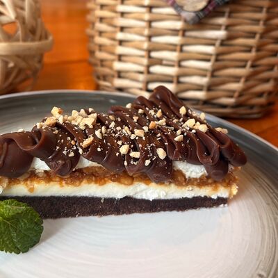 Торт Сникерс в LEMONADE по цене 190 ₽