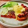 Яйцо Бенедикт с беконом в Ma chere bistro по цене 450