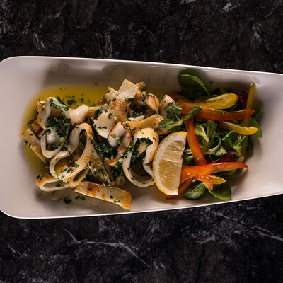 Кальмар в чесночном соусе в Наша хвоя по цене 1190 ₽