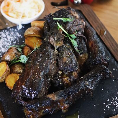 Бычий хвост с картофелем бейби и квашеной капустой в Woldemar по цене 1050 ₽