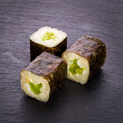 Ролл с огурцом в Цветение Сакуры по цене 270 ₽