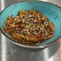 Удон с овощами и цыпленкомв Brie