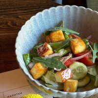 Салат из овощей с жареным халуми в More More