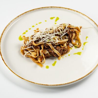Тальятелле с рваным мясом и соусом Жю в Космос по цене 670 ₽