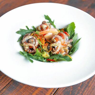 Азиатский салат с мини-осьминогами в Каравелла по цене 750 ₽