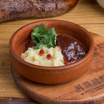 Телячьи щечки с картофельным пюре в Дади по цене 550