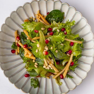 Теплый салат с уткой и гранатом в Leto по цене 940 ₽