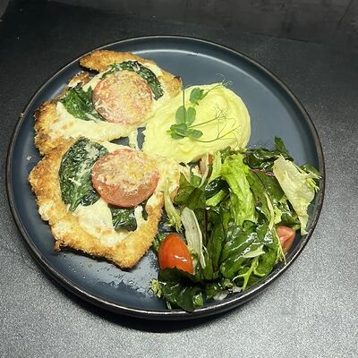 Шницель со шпинатом, сыром моцарелла и картофельным пюре в Лось Лосось по цене 750 ₽
