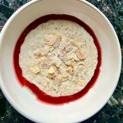 Овсяная каша с миндалем и клубничным гелем в Nuahule по цене 11 р.