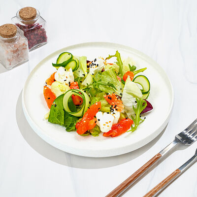 Салат с лососем в Магбургер & Братья Караваевы по цене 315