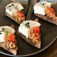 Филе балтийской сельди на бородинских тостах в Lion