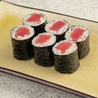 Ролл с тунцом в Suki Sushi