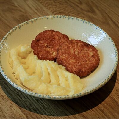 Куриные котлеты с пюрев DVOR гриль-бистро по цене 480 ₽