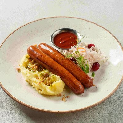 Колбаски гриль из свинины и говядины с сыром, картофельным пюре и квашеной капустой в Pitnica по цене 645 ₽