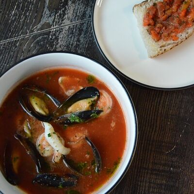 Томатный суп с морепродуктами в Гости, бистро по цене 620 ₽