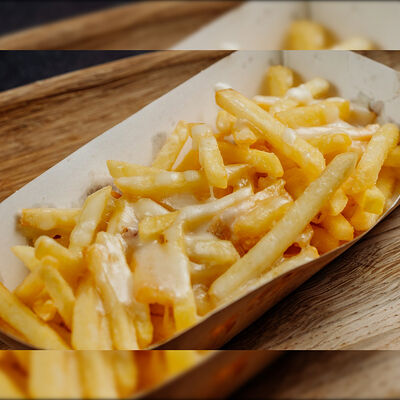 Картофель фри в сырном соусе в Прожарка по цене 270 ₽