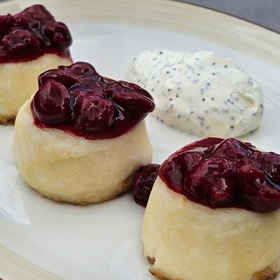 Сырники с цитрусовой сметаной и вишней в Time to Coffee по цене 620 ₽
