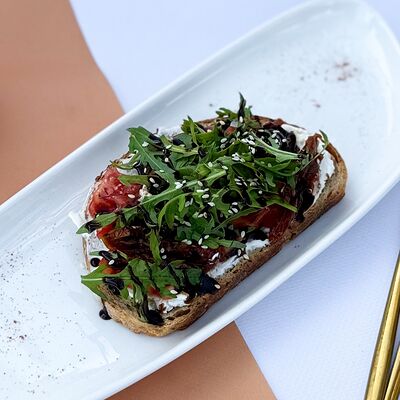 Брускетта с томатами и творожным сыром в Wow Tortik по цене 460 ₽