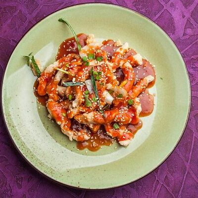 Хрустящая свинина в соусе в Sushi & More по цене 420 ₽