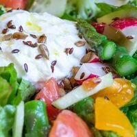 Салат из сезонных овощей с сыром страчателла в Gino Cafe
