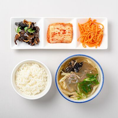 Юккедян с салатами в NYUSURI корейская кухня по цене 850 ₽