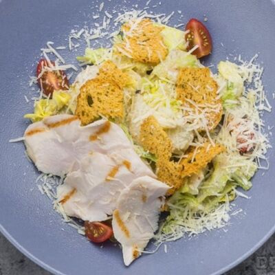 Салат Цезарь с курицей в Кофейня №1 по цене 465 ₽