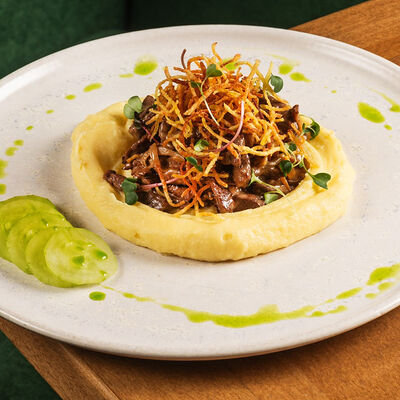 Бефстроганов из телячьей вырезки с таежными боровиками и картофельным пюре с малосольными огурцами в Булгаков по цене 960 ₽